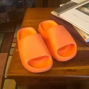 Yeezy Slides Enflame Size 4